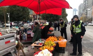 城管趁店里没人搬走水果？官方通报
