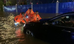 大连强降雨有车辆被冲入河道