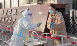 女子做检测医生在旁卖力打气