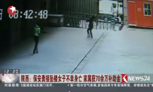女子商场坠楼砸中路人 两人均身亡