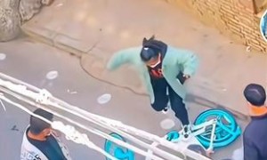女子拿手机骑单车摔倒身亡