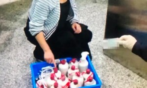 女子腿绑6瓶茅台酒入境当场被查