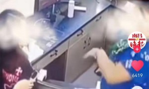 女孩拒绝陪酒遭男子铁锁打头