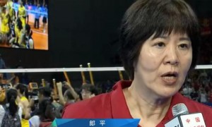 女排获胜后郎平与朱婷隔空飞吻