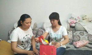 奶奶攒5年工资给孙女买金奶瓶
