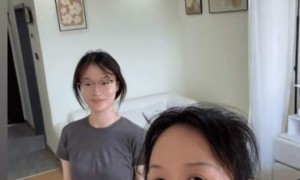 妈妈给21岁女儿买单身公寓庆生
