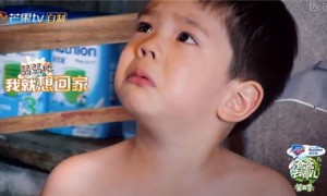 孩子妈妈称男子袒胸露肉偷亲女儿