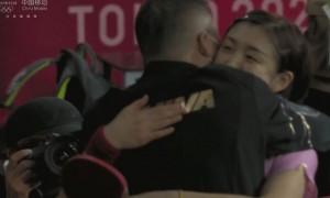 对手给孙颖莎竖大拇指