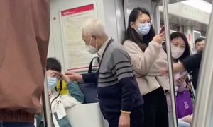 小伙地铁被老人强硬顶腿要求让座