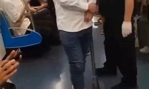 小伙见女生被偷拍上前阻止遭殴打