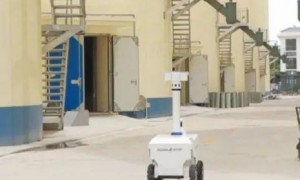 小学生自制机器人帮民警站岗巡逻