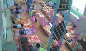 幼师被曝推打孩子 园方：已离职
