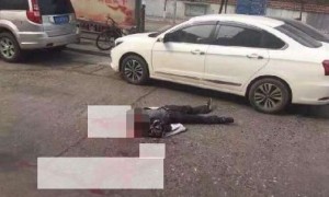 广西4男子街头开车互撞持械打架