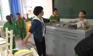 教育局回应小学老师让家长打扫卫生