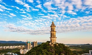 日本一地傍晚突现巨大蓝色光柱
