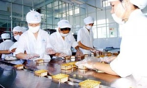 月饼卖不动了 有代工厂做3休1