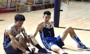 杨鸣现身沈阳体育学院