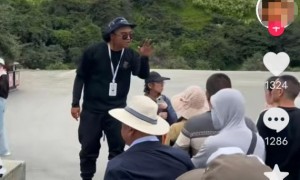 检票员持刀冲向游客 景区：已开除