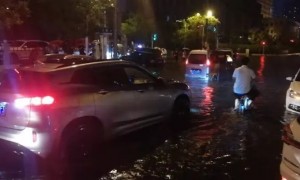 沈阳居民称一觉睡醒发现车被淹