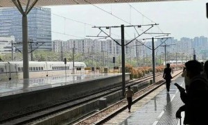 河南降雨致多趟列车晚点