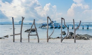 海南沙滩上被人为放置带钉木板