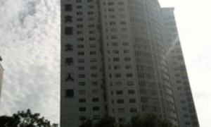海口一酒店外墙被吹跑了