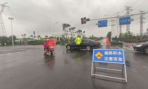烟台蓬莱突降大雨 道路积水严重