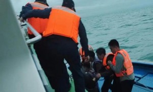 男子海上漂泊10小时船长紧急救援