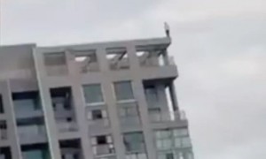 男子跳楼身亡两天前曾在楼顶撒钱
