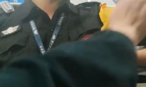 疑外国人警务室旁打中国人 警方回应