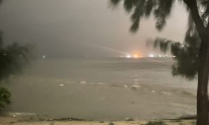 直击台风登陆：雨点像石子砸脸