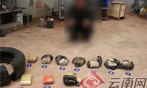 禁毒民警在毒贩拔枪瞬间夺过手枪