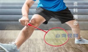 羽毛球涨价 男子在球馆捡旧球凑合打