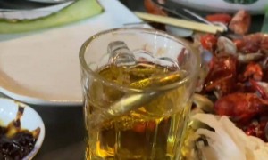 老板啤酒杯里发现女子留下金镯子