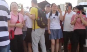 考生冲出考场太激动把妈妈都抱倒了