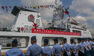 菲律宾海警船故意冲撞中国海警舰艇