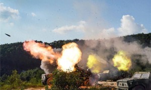 解放军在中缅边境组织实兵实弹演习