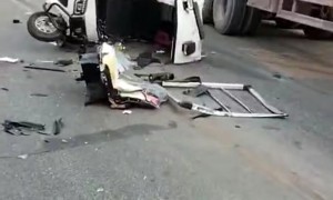 货车侧翻4男子车流中砸窗救出父子