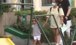 赵丽颖带儿子外出逛商场