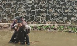 辅警冲进火海救出7旬老人