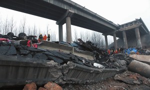 陕西大桥垮塌仍有20车30余人失联