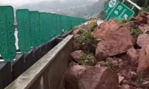 雅康高速公路隧间桥垮塌致5人失联
