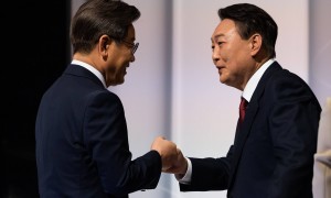 韩国朝野两大政党党首紧紧握手