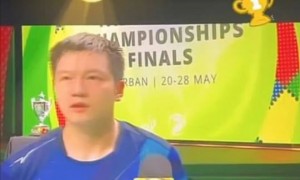 马龙和王楚钦看樊振东追星的样子