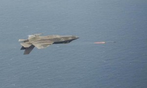 驻日美军引入F-35C隐形舰载战斗机