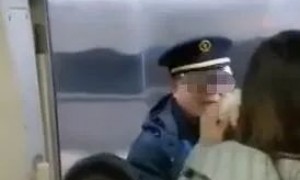 高铁即将关门2岁娃突然跑下车