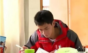 35岁新生唐尚珺住进大学四人间宿舍