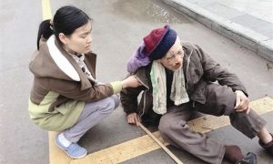 女子牵贵宾犬碰上老人无接触致其摔伤缩略图