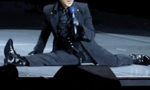 张学友演唱会表演一字马缩略图