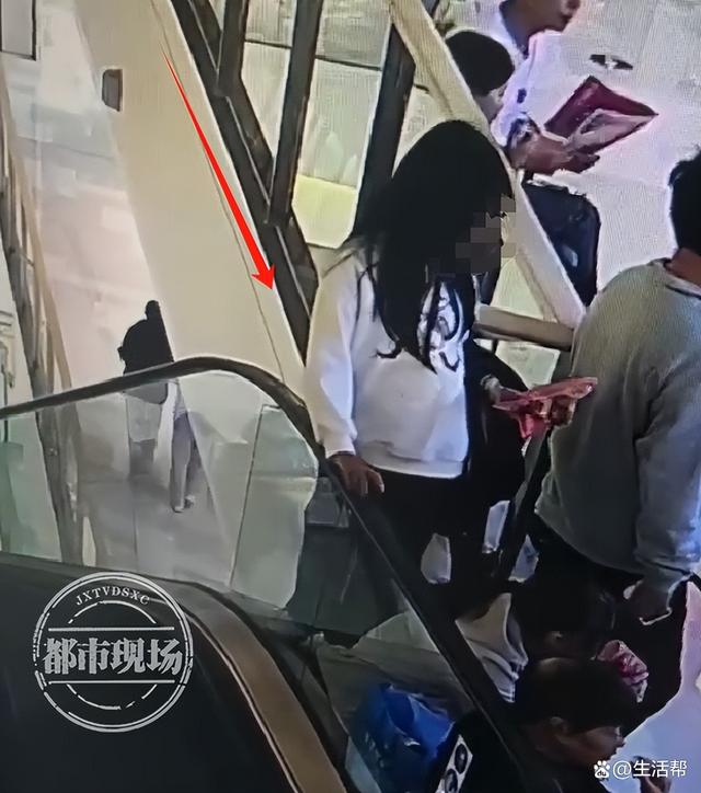 曝济宁万象汇一女孩从四楼坠落插图